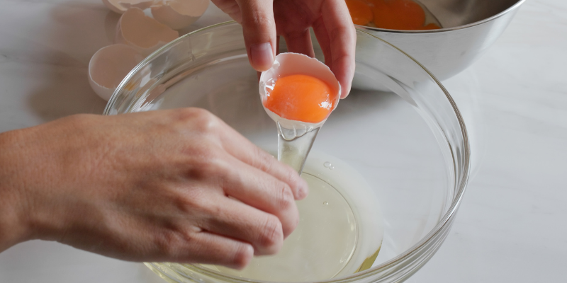 سفیده تخم مرغ برای دانه های قرمز روی پوست