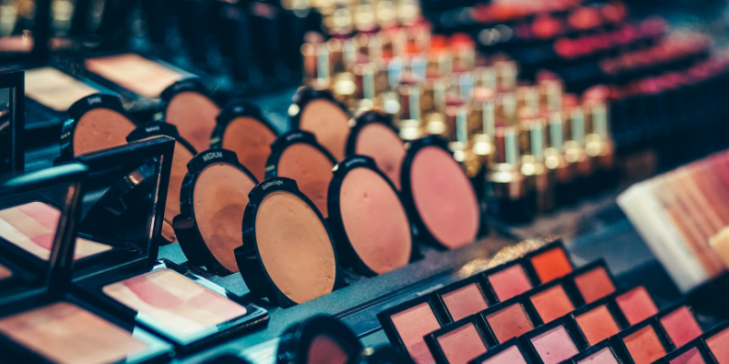 عوارض لوازم آرایشی به روی پوست