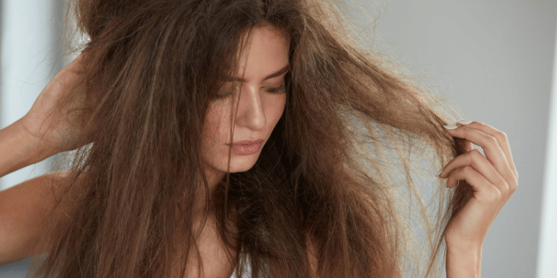 خشکی مو چیست و چگونه به وجود می‌آید؟