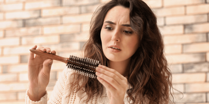 علائم و نشانه‌های ریزش موی ناشی از استرس